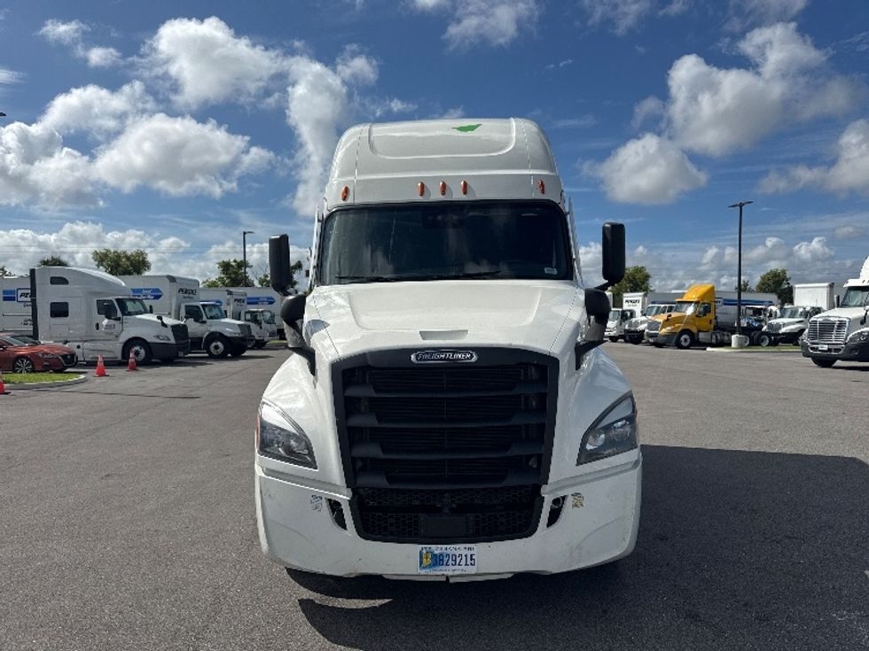 Sleeper Tractor-Heavy Duty Tractors-Freightliner-2022-T12664ST-Fort Myers-FL-445,125\n\t\tmiles-$ 76,750 - Image 2