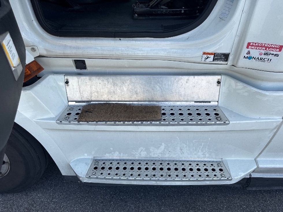 Sleeper Tractor-Heavy Duty Tractors-Freightliner-2022-T12664ST-Fort Myers-FL-445,125\n\t\tmiles-$ 76,750 - Image 22