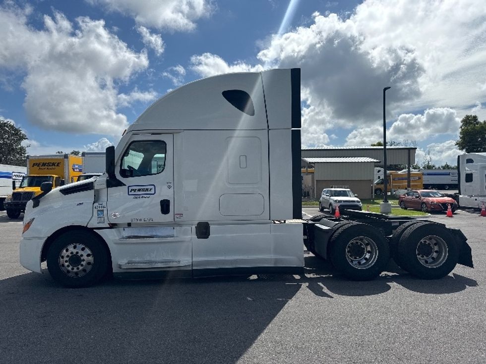 Sleeper Tractor-Heavy Duty Tractors-Freightliner-2022-T12664ST-Fort Myers-FL-445,125\n\t\tmiles-$ 76,750 - Image 4