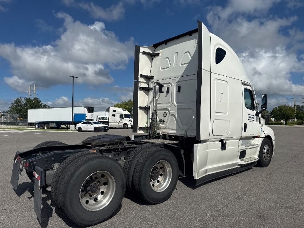 Sleeper Tractor-Heavy Duty Tractors-Freightliner-2022-T12664ST-Fort Myers-FL-445,125\n\t\tmiles-$ 76,750 - Image 7