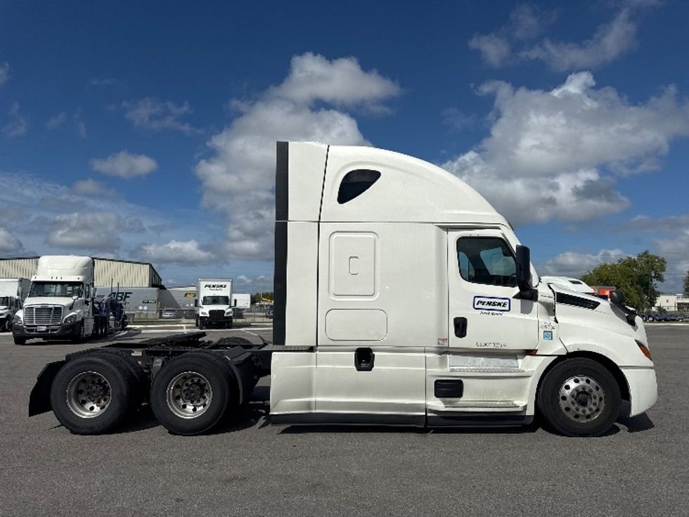 Sleeper Tractor-Heavy Duty Tractors-Freightliner-2022-T12664ST-Fort Myers-FL-445,125\n\t\tmiles-$ 76,750 - Image 8