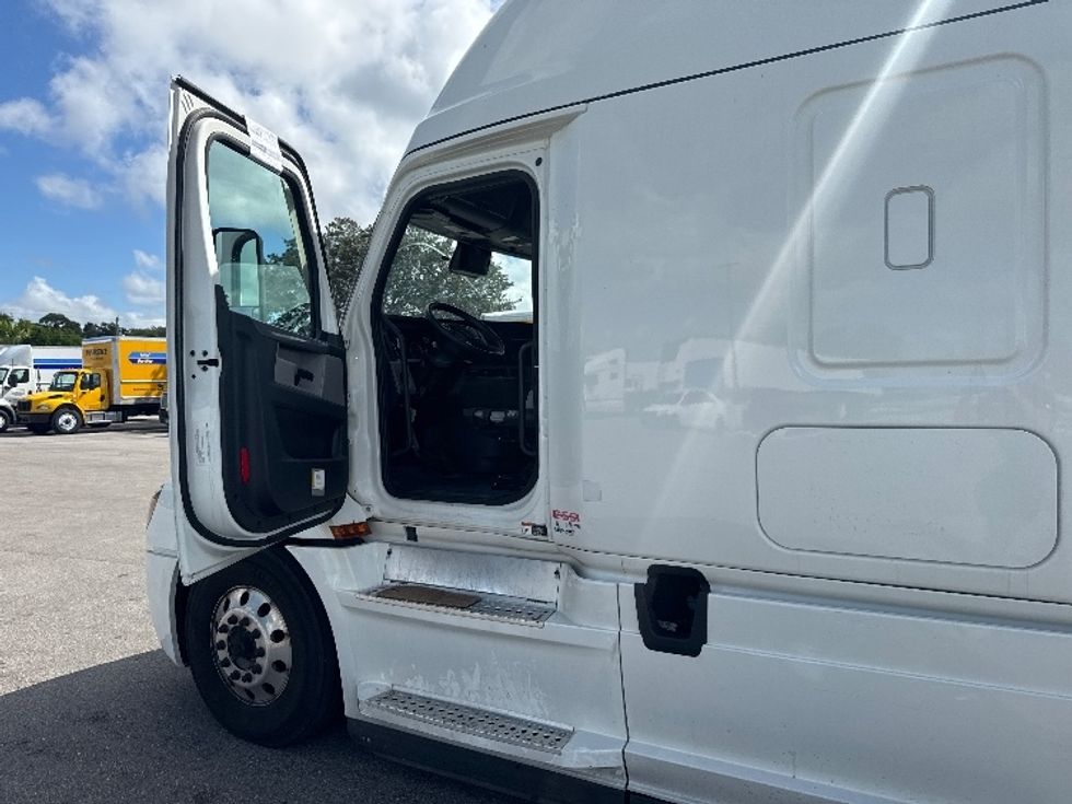 Sleeper Tractor-Heavy Duty Tractors-Freightliner-2022-T12664ST-Fort Myers-FL-445,125\n\t\tmiles-$ 76,750 - Image 9