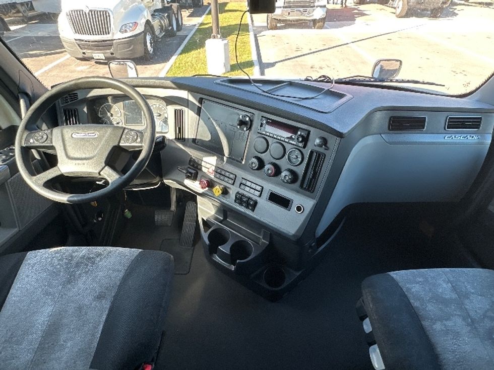 Sleeper Tractor-Heavy Duty Tractors-Freightliner-2022-T12664ST-Fort Myers-FL-456,025\n\t\tmiles-$ 73,250 - Image 12