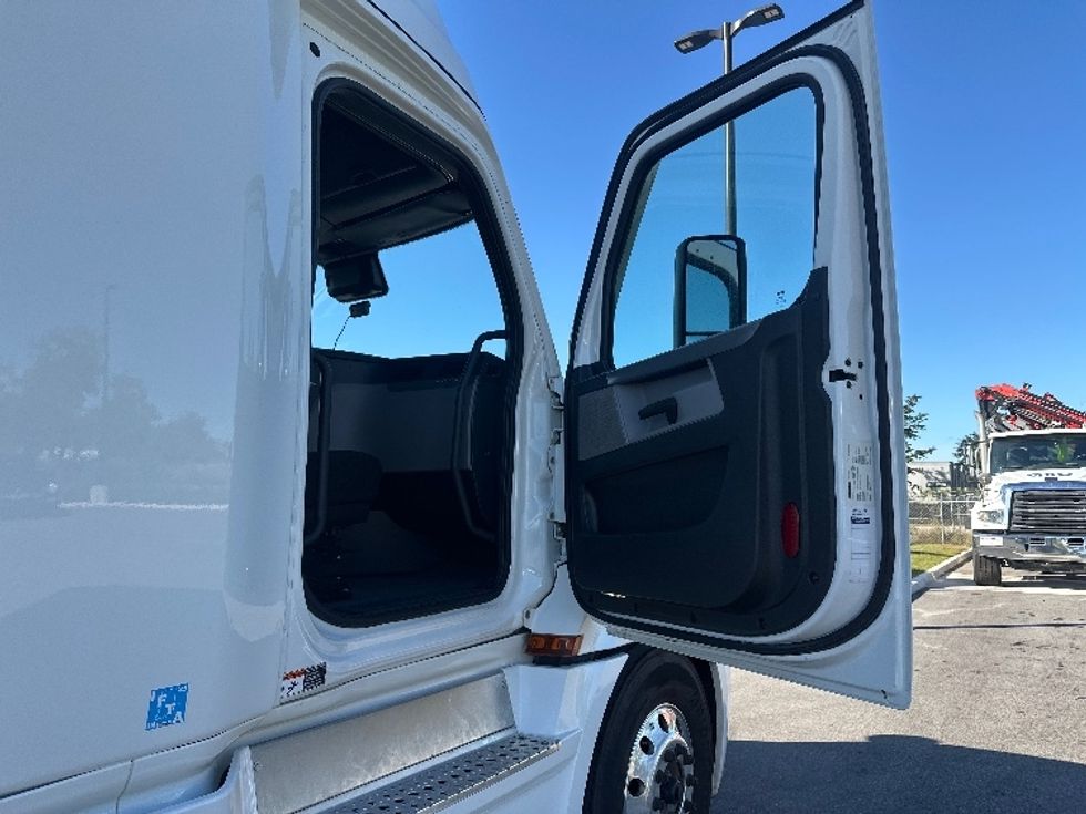 Sleeper Tractor-Heavy Duty Tractors-Freightliner-2022-T12664ST-Fort Myers-FL-456,025\n\t\tmiles-$ 73,250 - Image 13