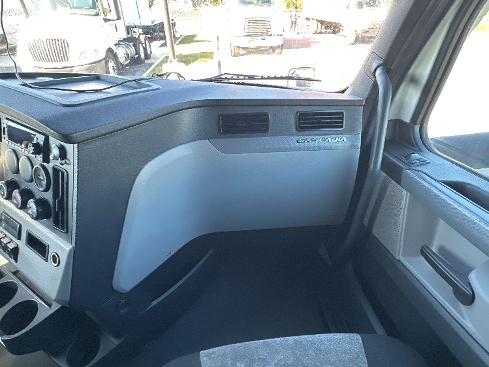 Sleeper Tractor-Heavy Duty Tractors-Freightliner-2022-T12664ST-Fort Myers-FL-456,025\n\t\tmiles-$ 73,250 - Image 14