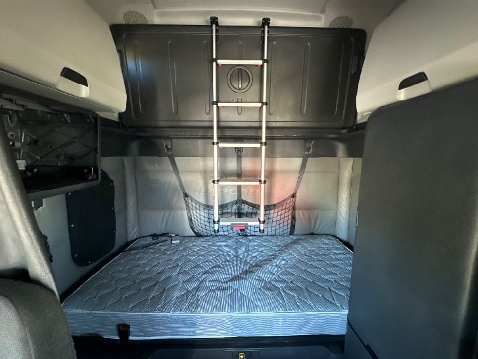 Sleeper Tractor-Heavy Duty Tractors-Freightliner-2022-T12664ST-Fort Myers-FL-456,025\n\t\tmiles-$ 73,250 - Image 16