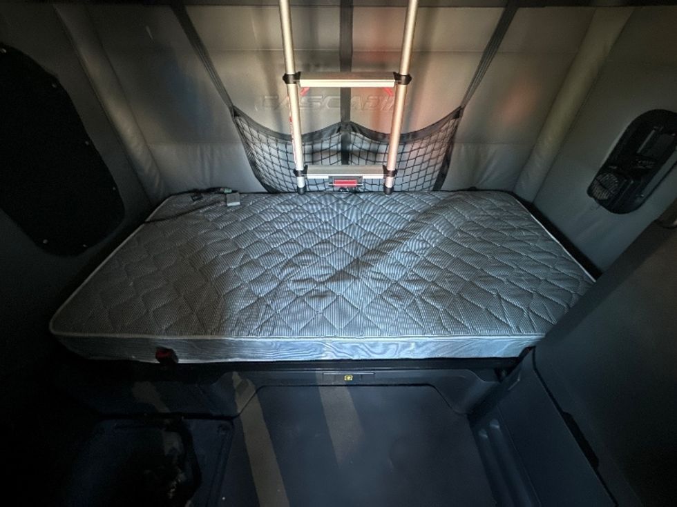 Sleeper Tractor-Heavy Duty Tractors-Freightliner-2022-T12664ST-Fort Myers-FL-456,025\n\t\tmiles-$ 73,250 - Image 17