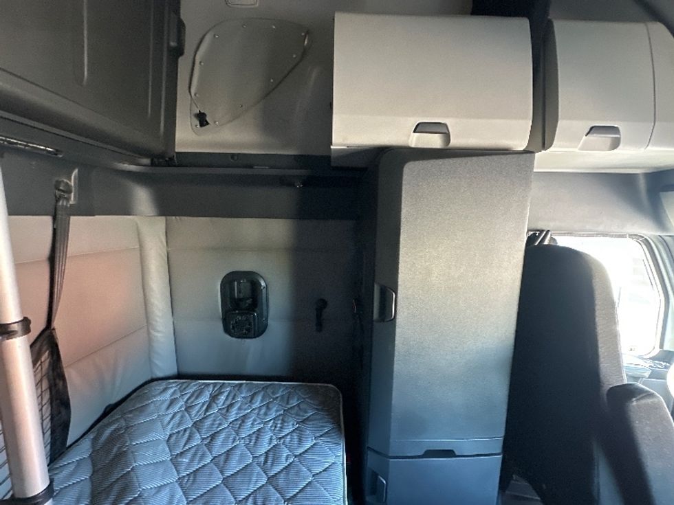 Sleeper Tractor-Heavy Duty Tractors-Freightliner-2022-T12664ST-Fort Myers-FL-456,025\n\t\tmiles-$ 73,250 - Image 18