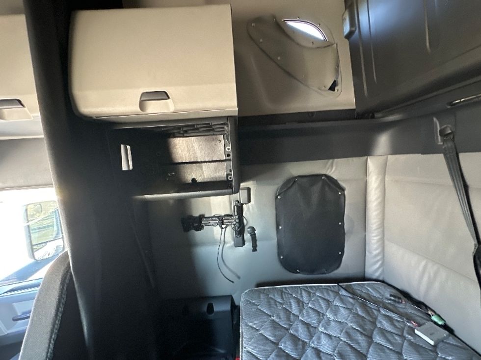 Sleeper Tractor-Heavy Duty Tractors-Freightliner-2022-T12664ST-Fort Myers-FL-456,025\n\t\tmiles-$ 73,250 - Image 19