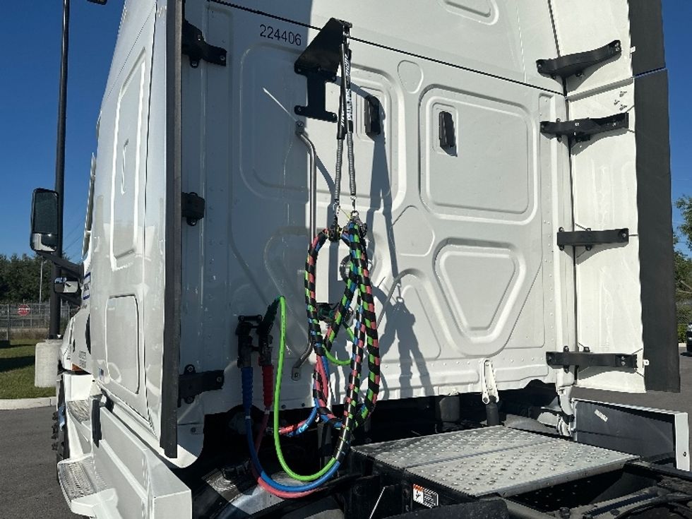 Sleeper Tractor-Heavy Duty Tractors-Freightliner-2022-T12664ST-Fort Myers-FL-456,025\n\t\tmiles-$ 73,250 - Image 22