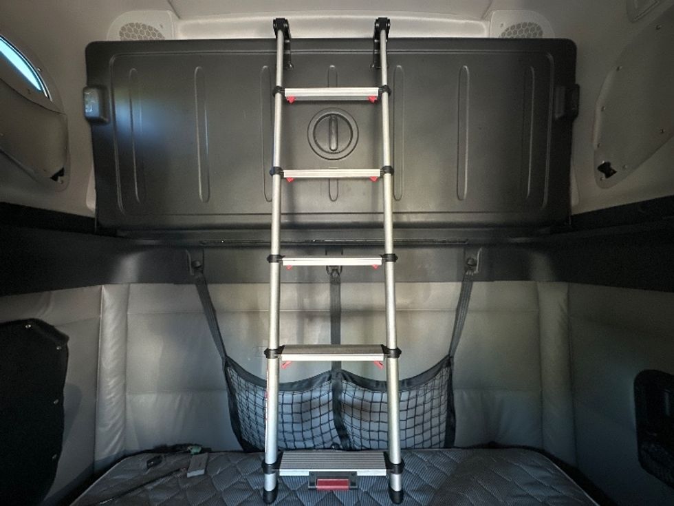 Sleeper Tractor-Heavy Duty Tractors-Freightliner-2022-T12664ST-Fort Myers-FL-456,025\n\t\tmiles-$ 73,250 - Image 23