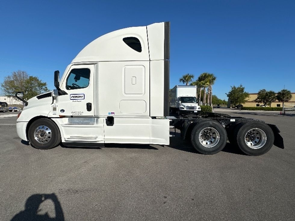 Sleeper Tractor-Heavy Duty Tractors-Freightliner-2022-T12664ST-Fort Myers-FL-456,025\n\t\tmiles-$ 73,250 - Image 4