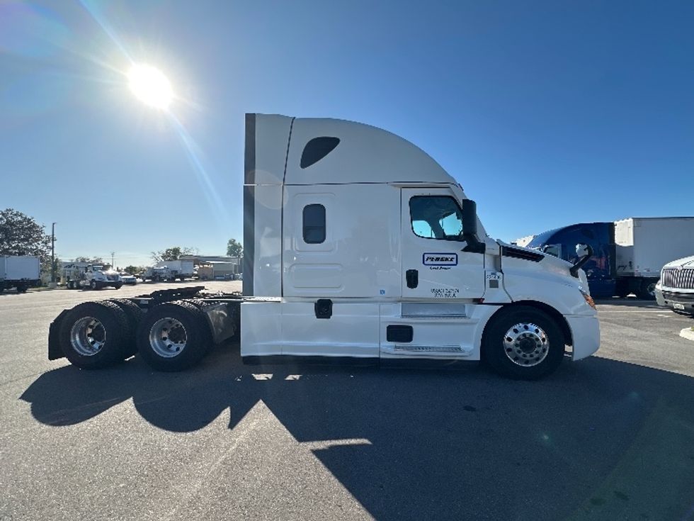 Sleeper Tractor-Heavy Duty Tractors-Freightliner-2022-T12664ST-Fort Myers-FL-456,025\n\t\tmiles-$ 73,250 - Image 8