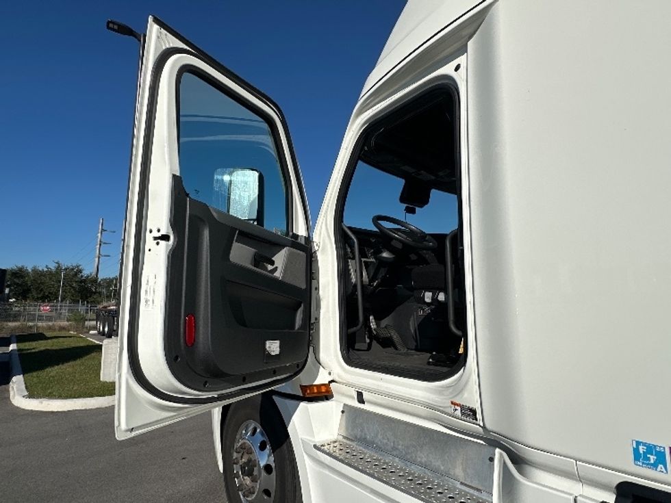 Sleeper Tractor-Heavy Duty Tractors-Freightliner-2022-T12664ST-Fort Myers-FL-456,025\n\t\tmiles-$ 73,250 - Image 9