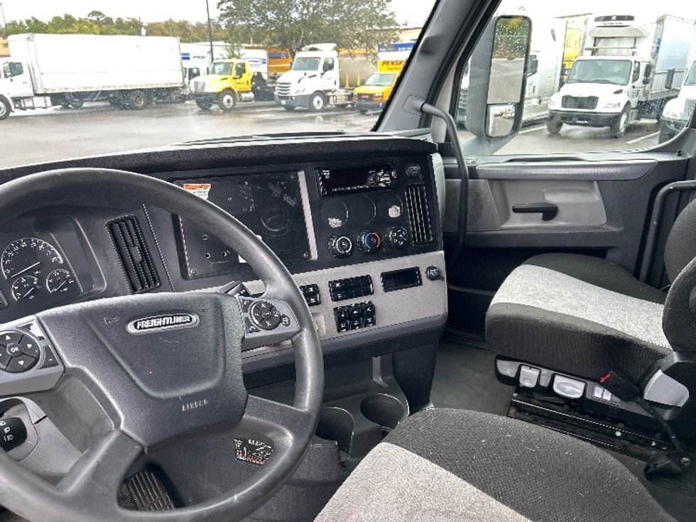 Sleeper Tractor-Heavy Duty Tractors-Freightliner-2022-T12664ST-Fort Myers-FL-623,502\n\t\tmiles-$ 54,250 - Image 10
