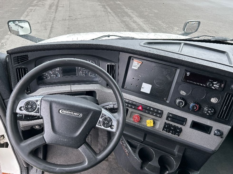 Sleeper Tractor-Heavy Duty Tractors-Freightliner-2022-T12664ST-Fort Myers-FL-623,502\n\t\tmiles-$ 54,250 - Image 11