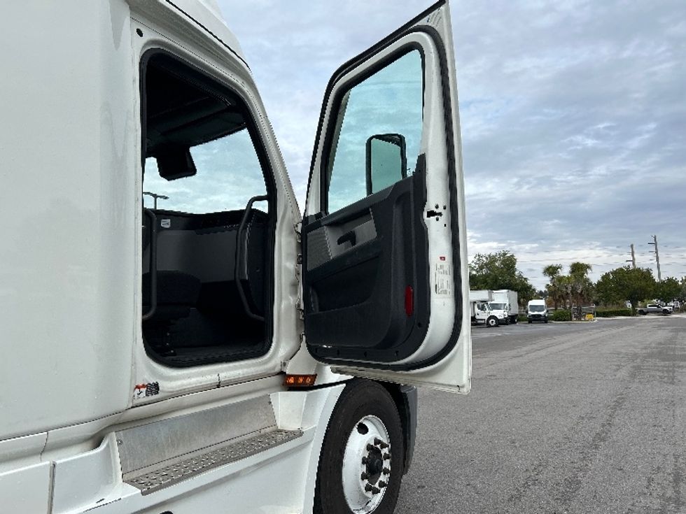 Sleeper Tractor-Heavy Duty Tractors-Freightliner-2022-T12664ST-Fort Myers-FL-623,502\n\t\tmiles-$ 54,250 - Image 13
