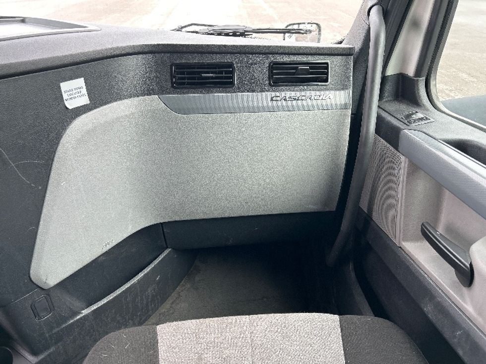 Sleeper Tractor-Heavy Duty Tractors-Freightliner-2022-T12664ST-Fort Myers-FL-623,502\n\t\tmiles-$ 54,250 - Image 14