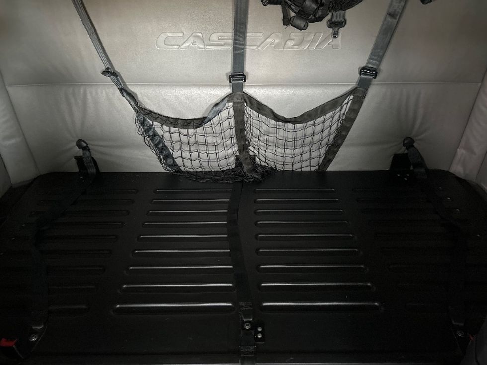 Sleeper Tractor-Heavy Duty Tractors-Freightliner-2022-T12664ST-Fort Myers-FL-623,502\n\t\tmiles-$ 54,250 - Image 17