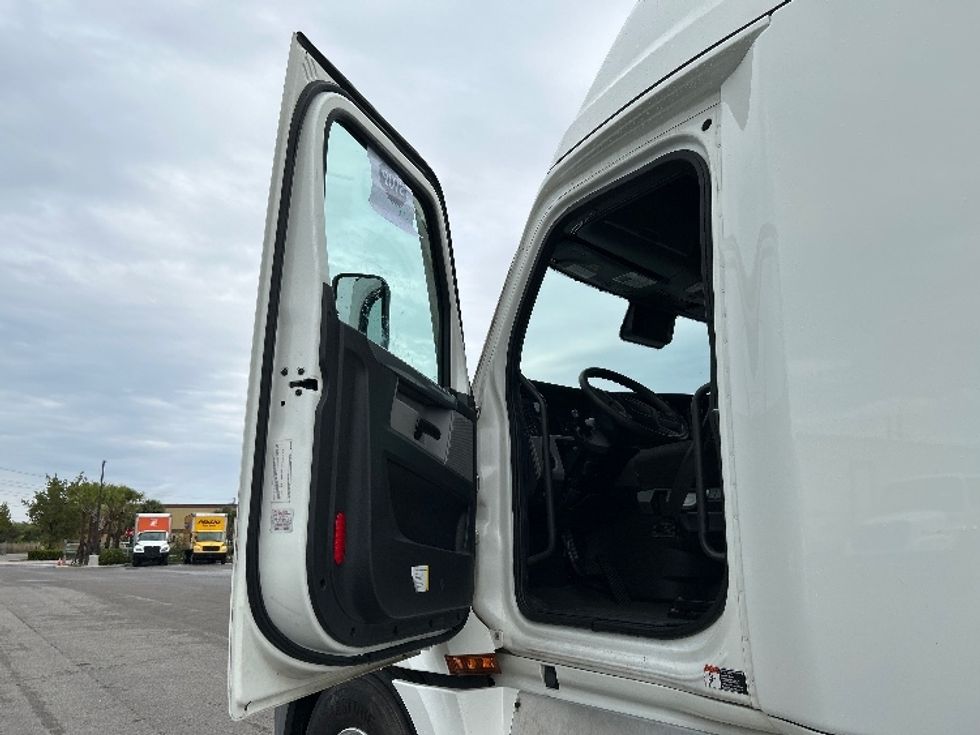 Sleeper Tractor-Heavy Duty Tractors-Freightliner-2022-T12664ST-Fort Myers-FL-623,502\n\t\tmiles-$ 54,250 - Image 9