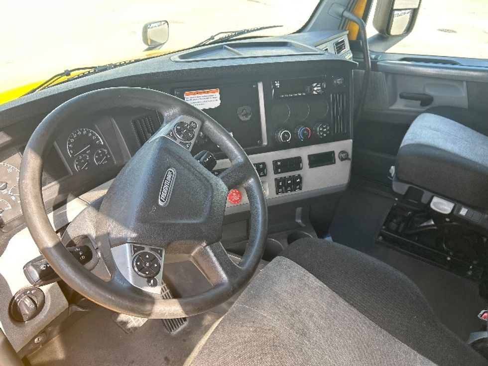 Sleeper Tractor-Heavy Duty Tractors-Freightliner-2022-T12664ST-Fort Wayne-IN-427,397\n\t\tmiles-$ 71,250 - Image 10