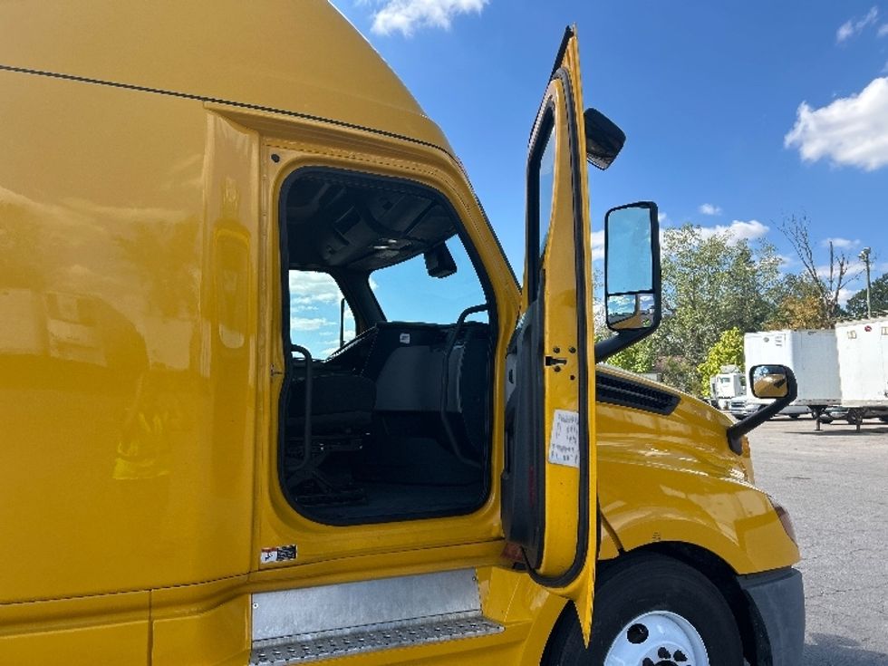 Sleeper Tractor-Heavy Duty Tractors-Freightliner-2022-T12664ST-Fort Wayne-IN-427,397\n\t\tmiles-$ 71,250 - Image 13