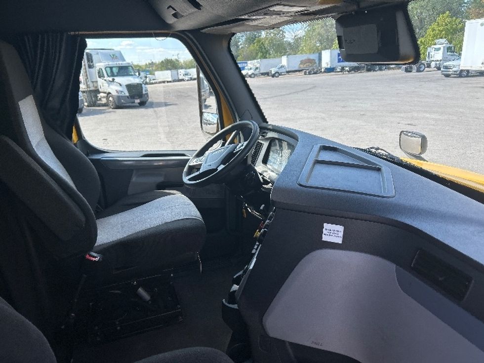 Sleeper Tractor-Heavy Duty Tractors-Freightliner-2022-T12664ST-Fort Wayne-IN-427,397\n\t\tmiles-$ 71,250 - Image 15