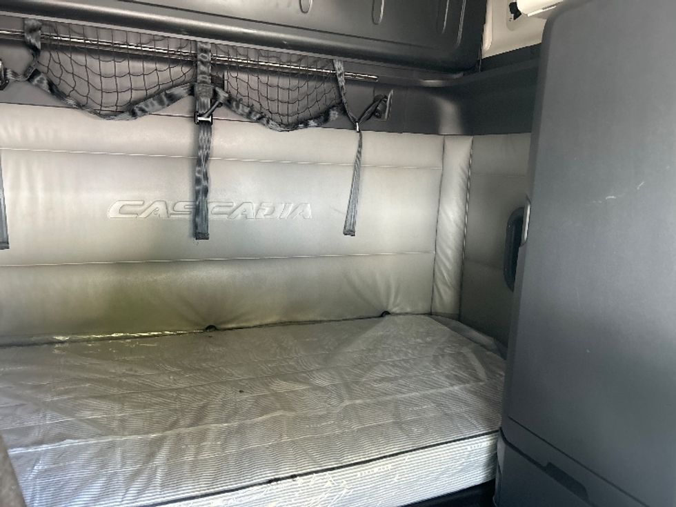 Sleeper Tractor-Heavy Duty Tractors-Freightliner-2022-T12664ST-Fort Wayne-IN-427,397\n\t\tmiles-$ 71,250 - Image 17