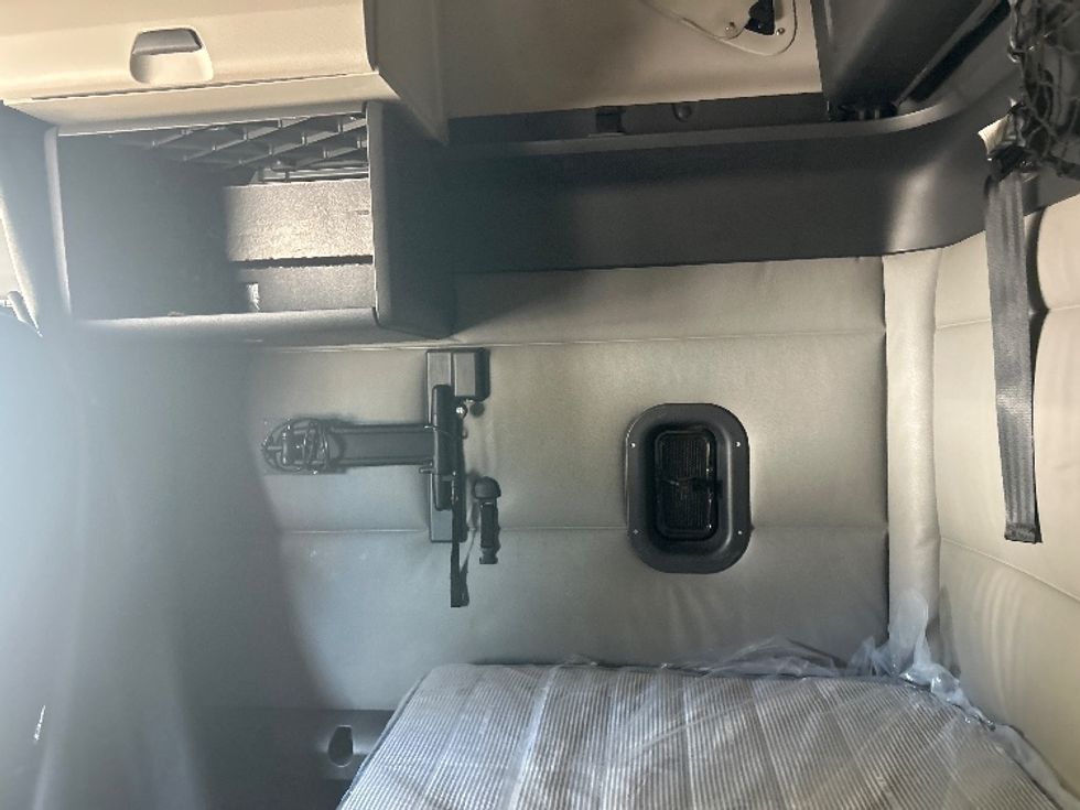 Sleeper Tractor-Heavy Duty Tractors-Freightliner-2022-T12664ST-Fort Wayne-IN-427,397\n\t\tmiles-$ 71,250 - Image 19