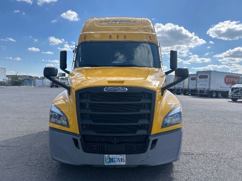 2022 Freightliner Cascadia 126" Sleeper Cab photo 2