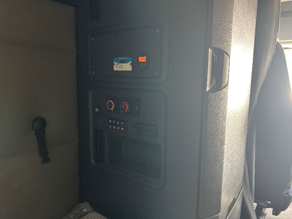 Sleeper Tractor-Heavy Duty Tractors-Freightliner-2022-T12664ST-Fort Wayne-IN-427,397\n\t\tmiles-$ 71,250 - Image 22