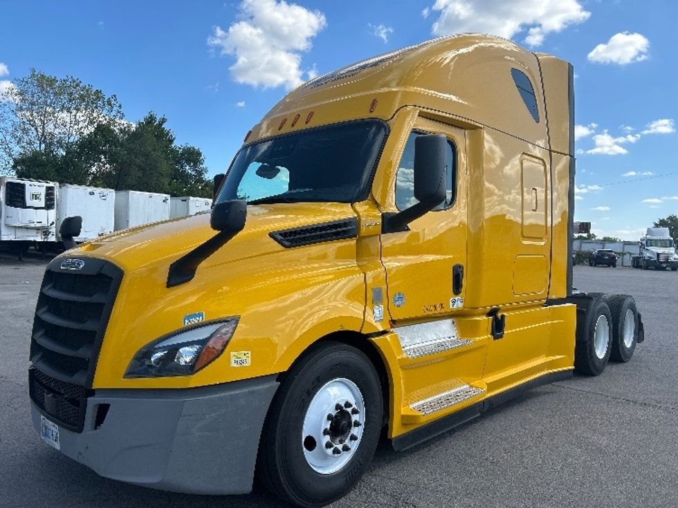2022 Freightliner Cascadia 126" Sleeper Cab photo 3