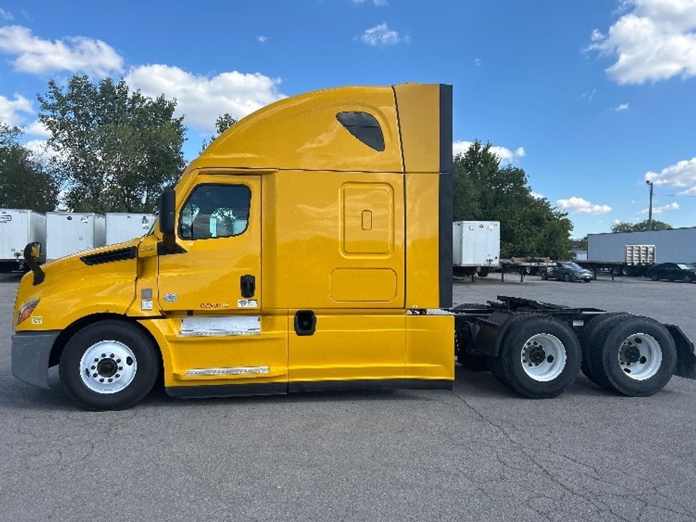 2022 Freightliner Cascadia 126" Sleeper Cab photo 4