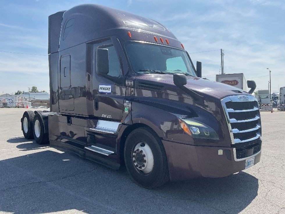 Sleeper Tractor-Heavy Duty Tractors-Freightliner-2022-T12664ST-Fort Wayne-IN-439,662\n\t\tmiles-$ 75,750 - Image 1