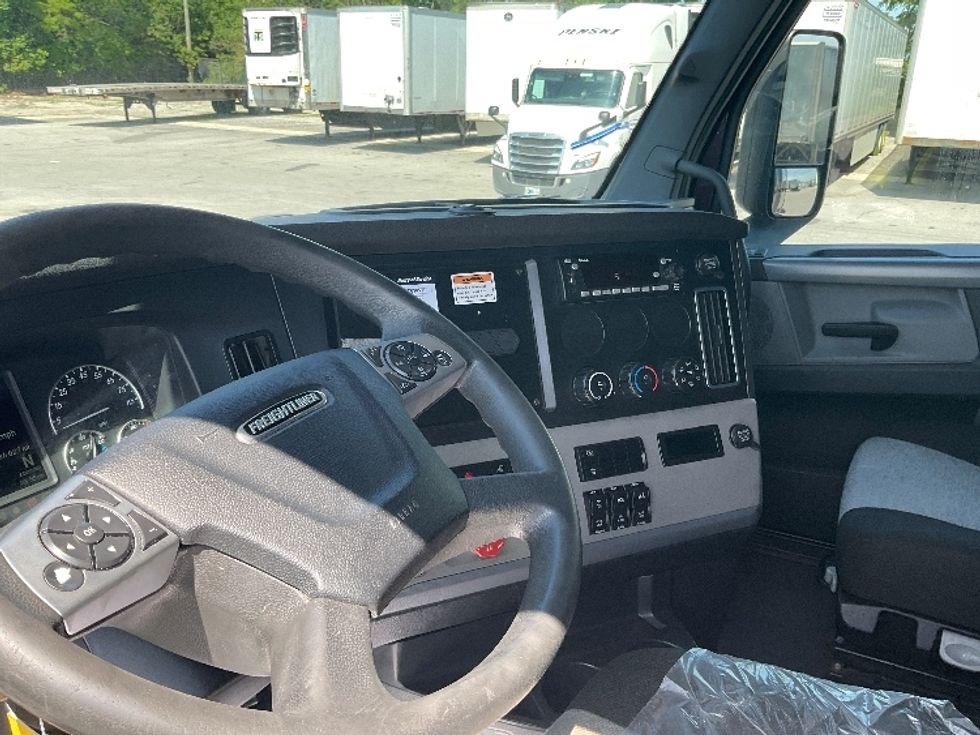 Sleeper Tractor-Heavy Duty Tractors-Freightliner-2022-T12664ST-Fort Wayne-IN-439,662\n\t\tmiles-$ 75,750 - Image 10