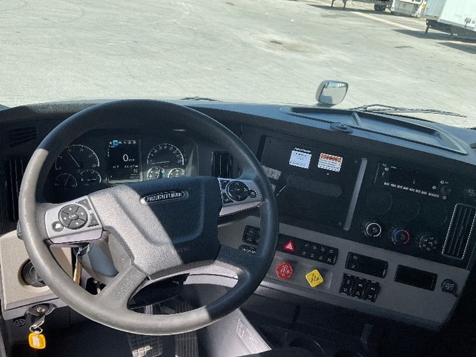 Sleeper Tractor-Heavy Duty Tractors-Freightliner-2022-T12664ST-Fort Wayne-IN-439,662\n\t\tmiles-$ 75,750 - Image 11