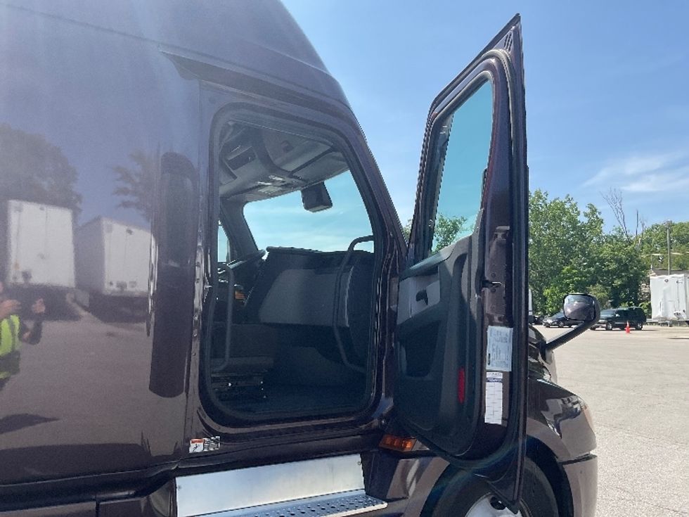 Sleeper Tractor-Heavy Duty Tractors-Freightliner-2022-T12664ST-Fort Wayne-IN-439,662\n\t\tmiles-$ 75,750 - Image 13