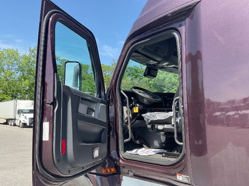 Sleeper Tractor-Heavy Duty Tractors-Freightliner-2022-T12664ST-Fort Wayne-IN-439,662\n\t\tmiles-$ 75,750 - Image 9
