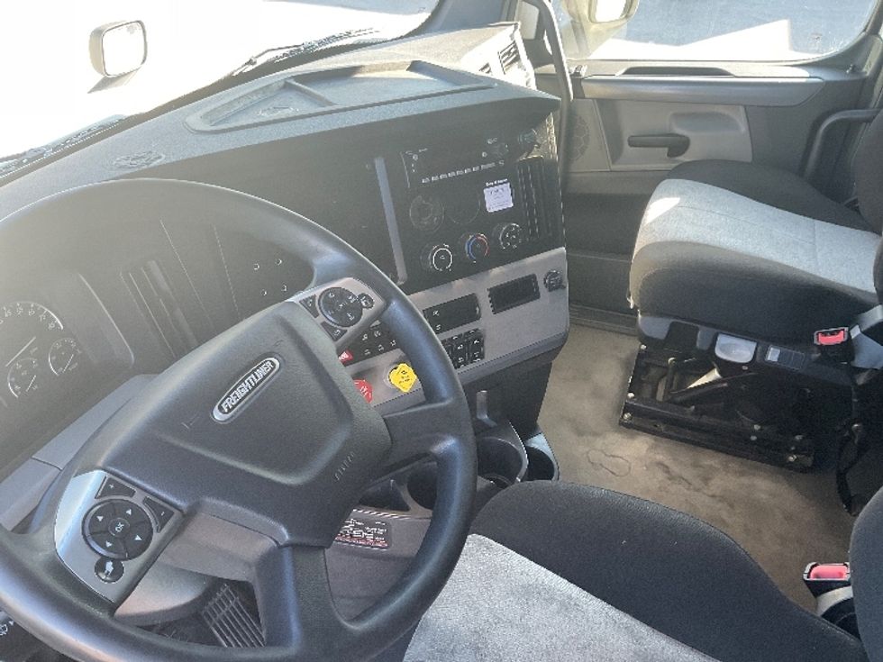 Sleeper Tractor-Heavy Duty Tractors-Freightliner-2022-T12664ST-Fort Wayne-IN-474,505\n\t\tmiles-$ 71,000 - Image 10