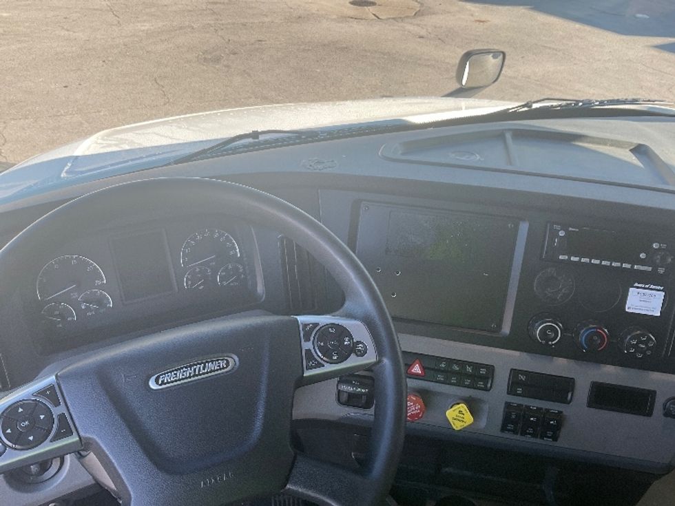 Sleeper Tractor-Heavy Duty Tractors-Freightliner-2022-T12664ST-Fort Wayne-IN-474,505\n\t\tmiles-$ 71,000 - Image 11