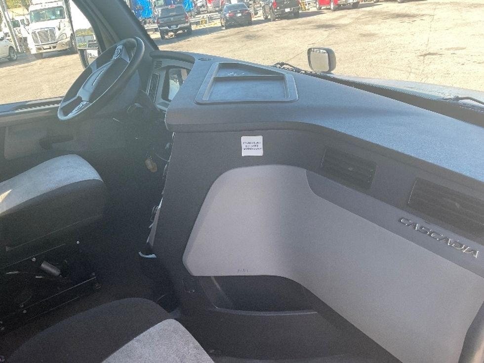 Sleeper Tractor-Heavy Duty Tractors-Freightliner-2022-T12664ST-Fort Wayne-IN-474,505\n\t\tmiles-$ 71,000 - Image 15