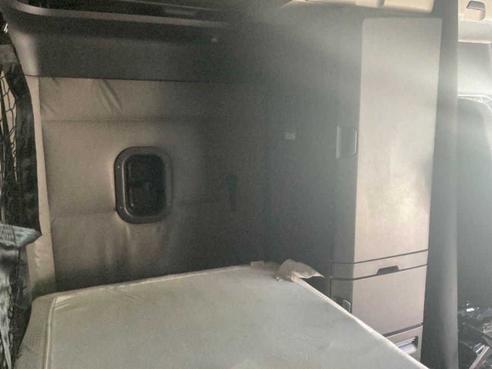 Sleeper Tractor-Heavy Duty Tractors-Freightliner-2022-T12664ST-Fort Wayne-IN-474,505\n\t\tmiles-$ 71,000 - Image 18