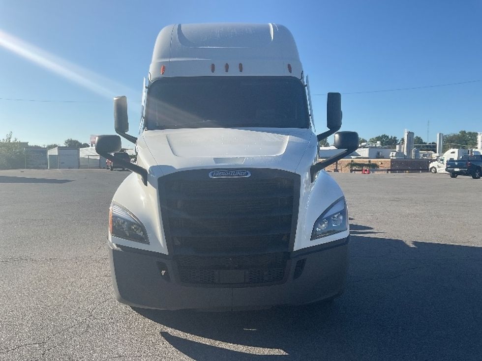 Sleeper Tractor-Heavy Duty Tractors-Freightliner-2022-T12664ST-Fort Wayne-IN-474,505\n\t\tmiles-$ 71,000 - Image 2