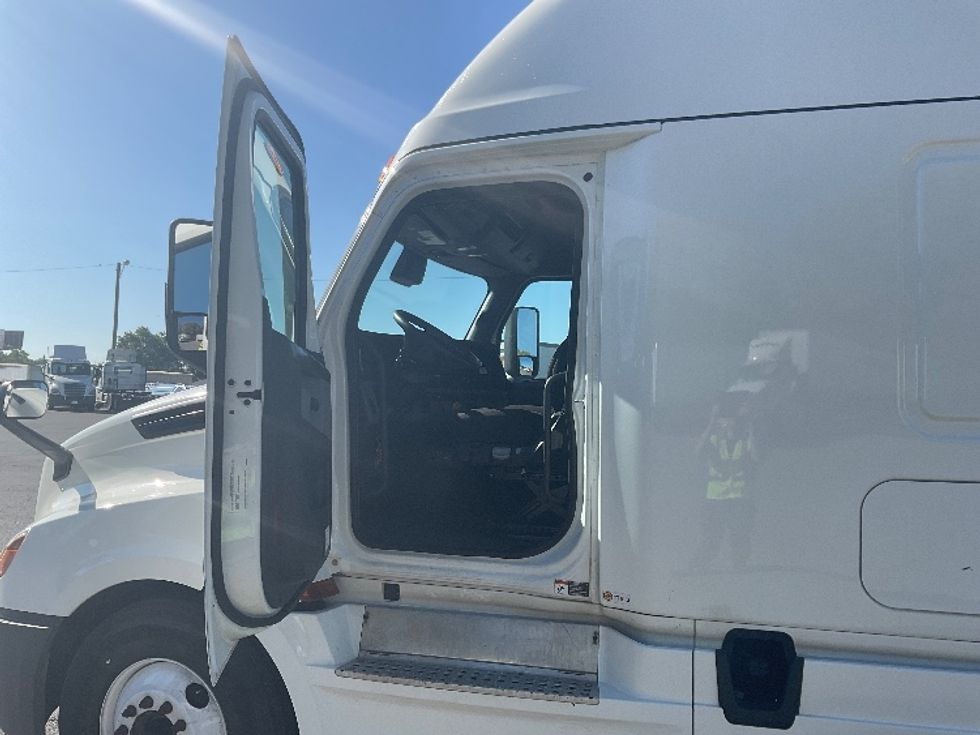 Sleeper Tractor-Heavy Duty Tractors-Freightliner-2022-T12664ST-Fort Wayne-IN-474,505\n\t\tmiles-$ 71,000 - Image 9