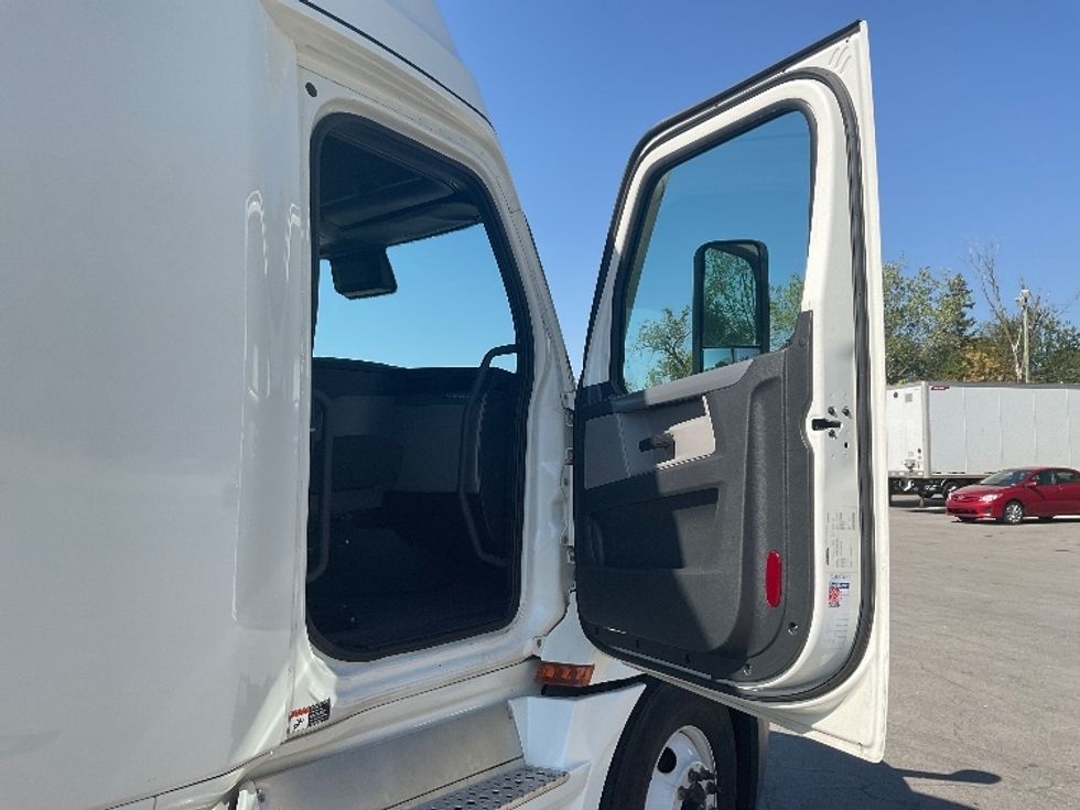 Sleeper Tractor-Heavy Duty Tractors-Freightliner-2022-T12664ST-Fort Wayne-IN-507,909\n\t\tmiles-$ 67,750 - Image 13