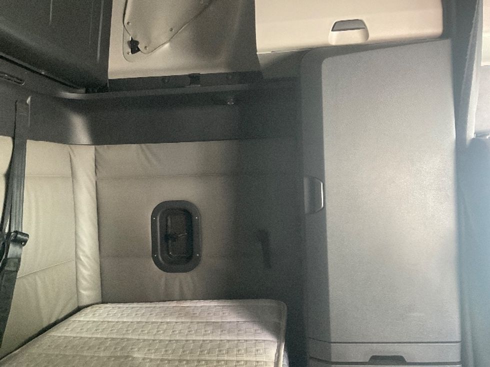 Sleeper Tractor-Heavy Duty Tractors-Freightliner-2022-T12664ST-Fort Wayne-IN-507,909\n\t\tmiles-$ 67,750 - Image 18