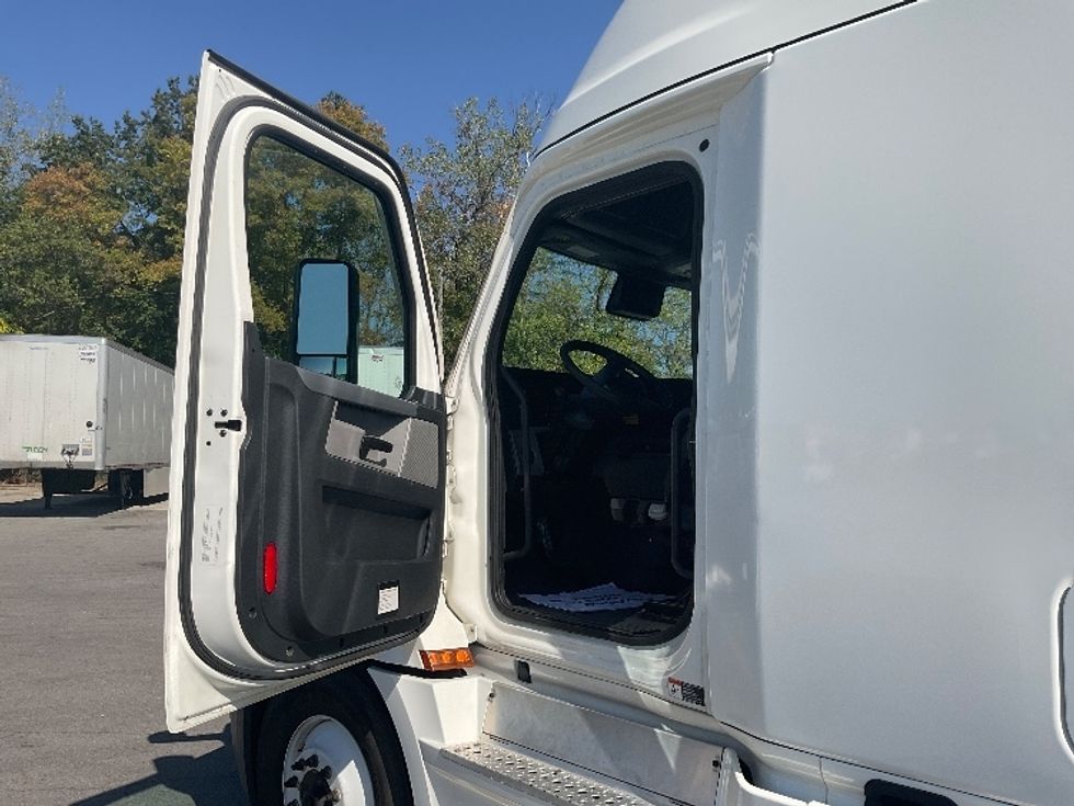 Sleeper Tractor-Heavy Duty Tractors-Freightliner-2022-T12664ST-Fort Wayne-IN-507,909\n\t\tmiles-$ 67,750 - Image 9