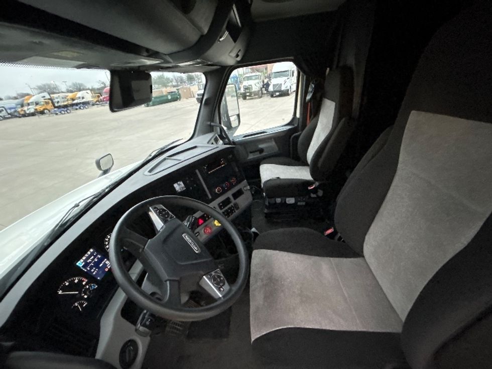 Sleeper Tractor-Heavy Duty Tractors-Freightliner-2022-T12664ST-Fort Worth-TX-386,299\n\t\tmiles-$ 84,500 - Image 10