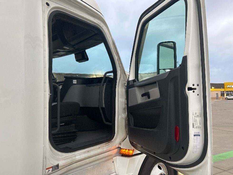 Sleeper Tractor-Heavy Duty Tractors-Freightliner-2022-T12664ST-Fort Worth-TX-386,299\n\t\tmiles-$ 84,500 - Image 13