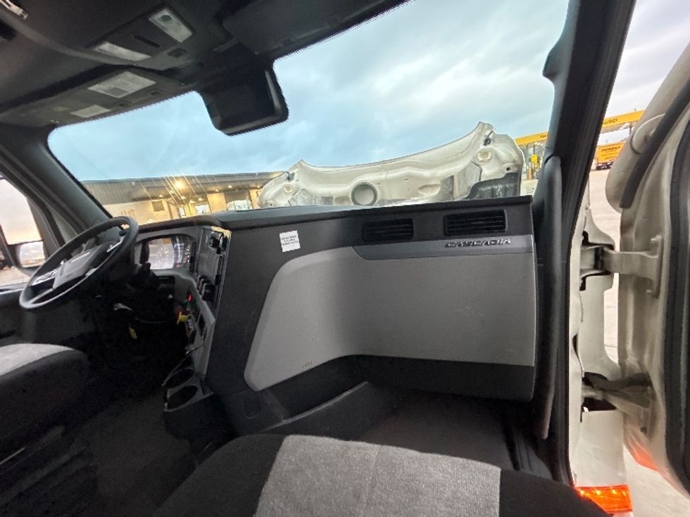 Sleeper Tractor-Heavy Duty Tractors-Freightliner-2022-T12664ST-Fort Worth-TX-386,299\n\t\tmiles-$ 84,500 - Image 14